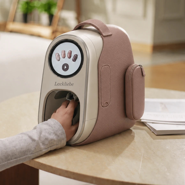 Finger in der Öffnung des Lack-Liebe Nagelprinters